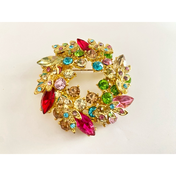 Sparkly Multi-color Rhinestone Crystal Wreath Floral Brooch. Gold tone - Picture 4 of 5